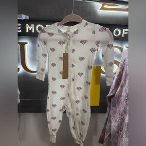 SKIMS Sleep BABY ONESIE - MARBLE HEART BANNER